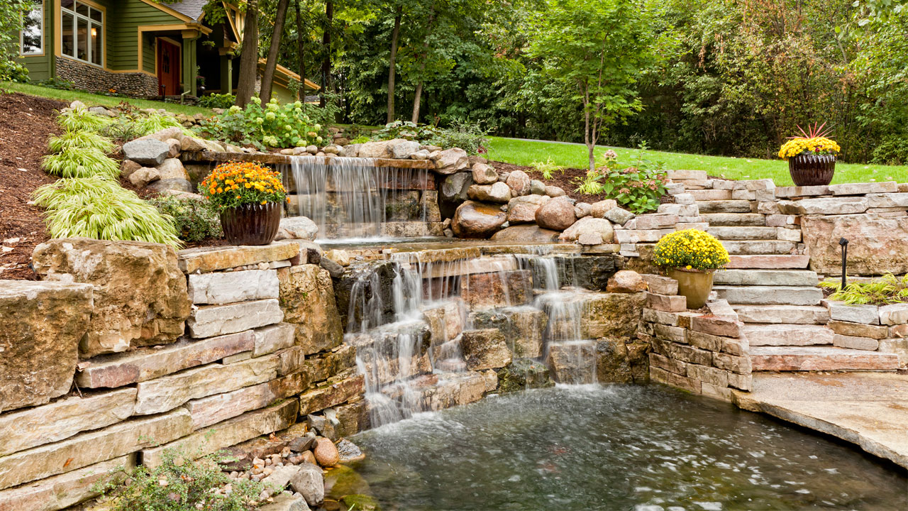 custom-landscape-waterfall-with-natural-stone_DEEZROCKS