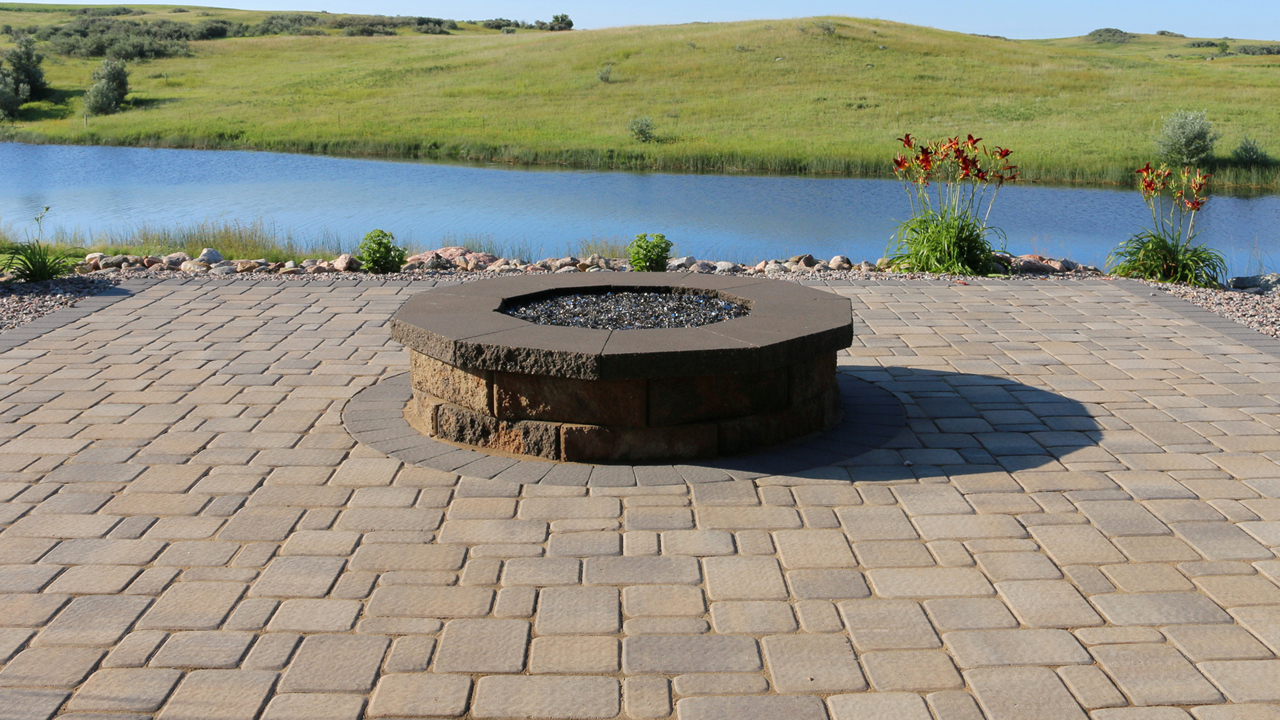 custom outdoor flagstone fireplace for outdoor living spaces - DeezRocks - Premium Stone Supplier in Cle Elum, WA and Clark Fork, ID