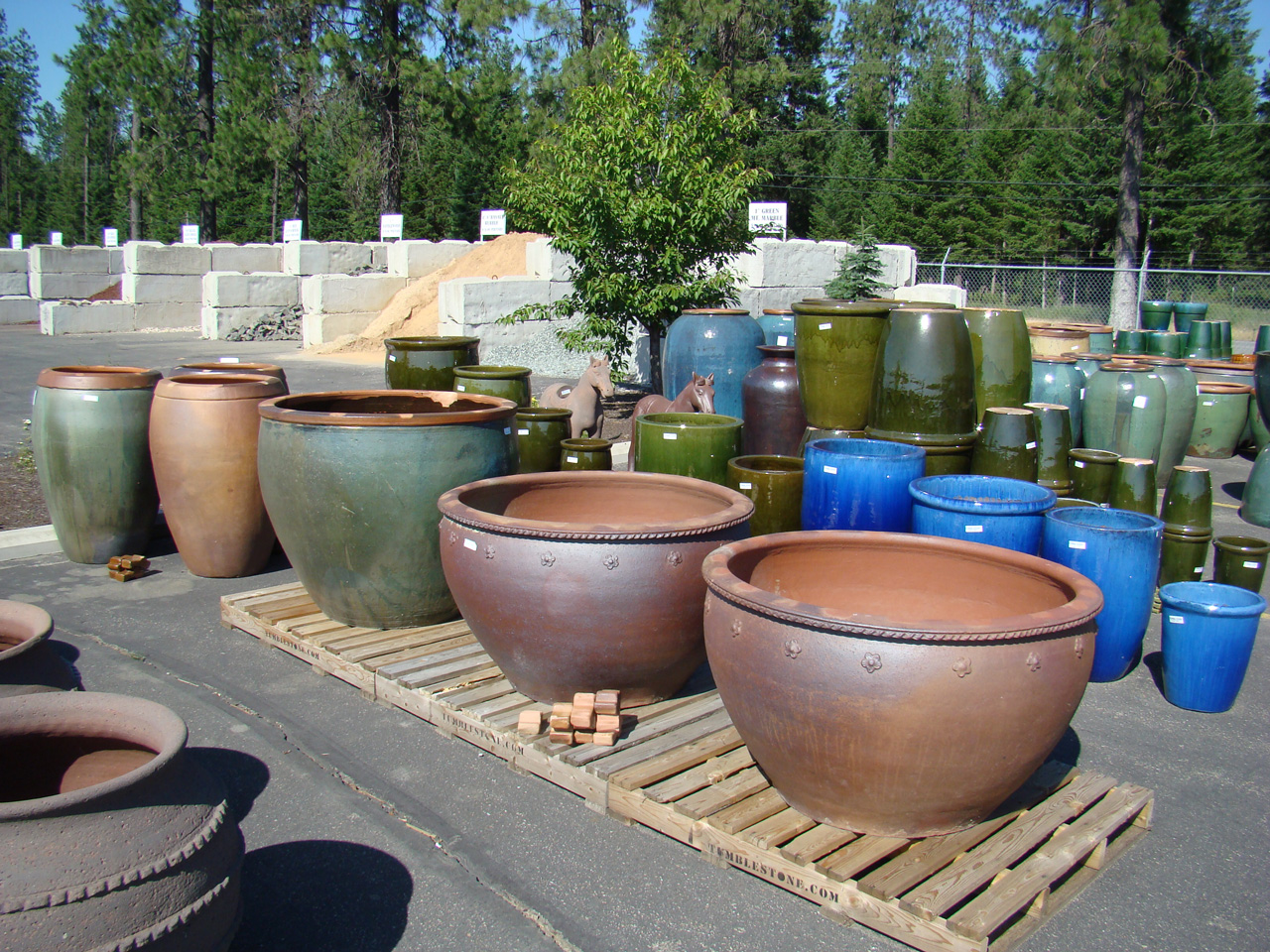 Ceramic-Pots-and-Stone-Planters-for-Landscaping---Deezrocks
