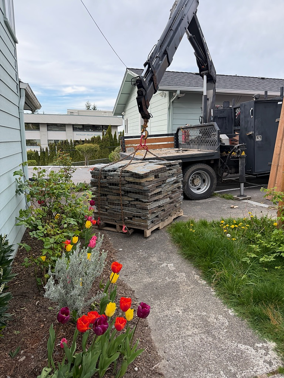 flagstone-pallet-delivery-landscape-installation-deezrocks