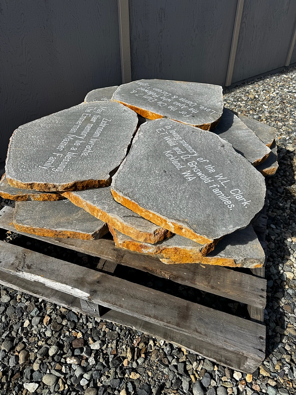 custom-engraved-flagstone-stone-signage-pallet-display-deezrocks