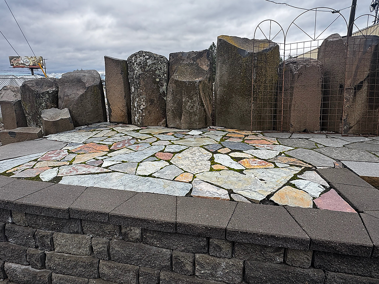 flagstone-patio-display-stone-yard-supplier-clark-fork-idaho-deezrocks