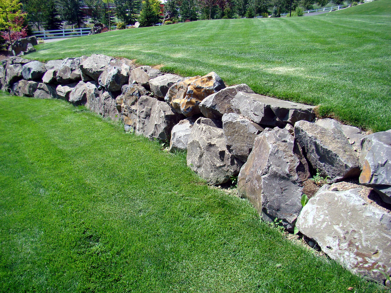 large-boulder-retaining-wall-landscape-lawn-deezrocks-clark-fork-idaho