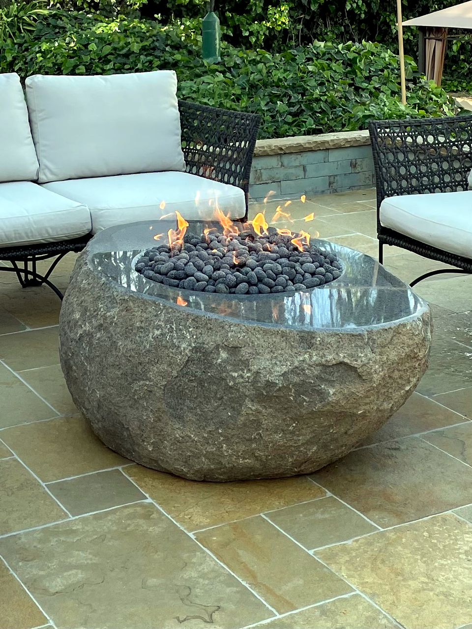 natural-boulder-fire-feature-outdoor-patio-seating-deezrocks-cle-elum-washington