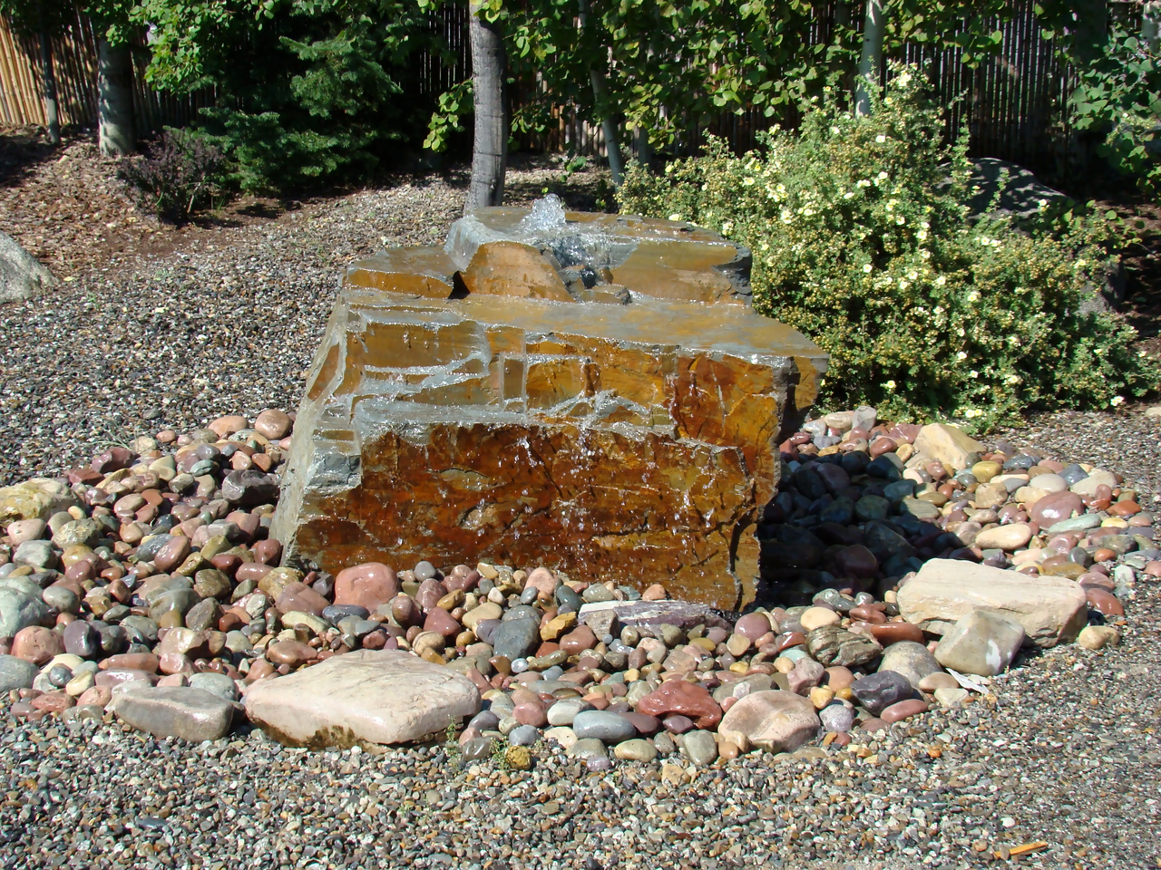 premium-gorge-stone-water-feature-idea-cle-elum-washington-deezrocks