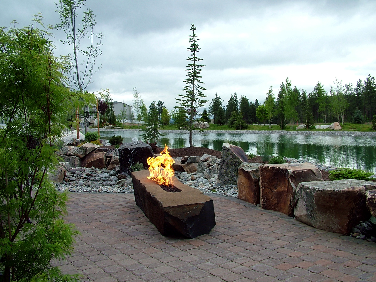 premium-stone-fire-feature-lakefront-paver-patio-deezrocks-cle-elum-washington