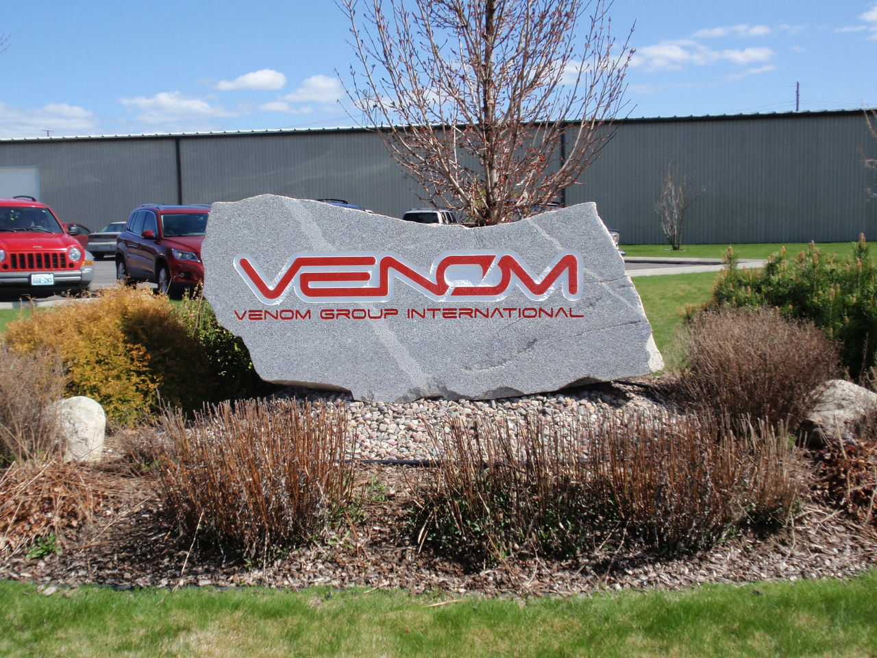 colorful-custom-engraved-stone-business-sign-deezrocks-clark-fork-idaho